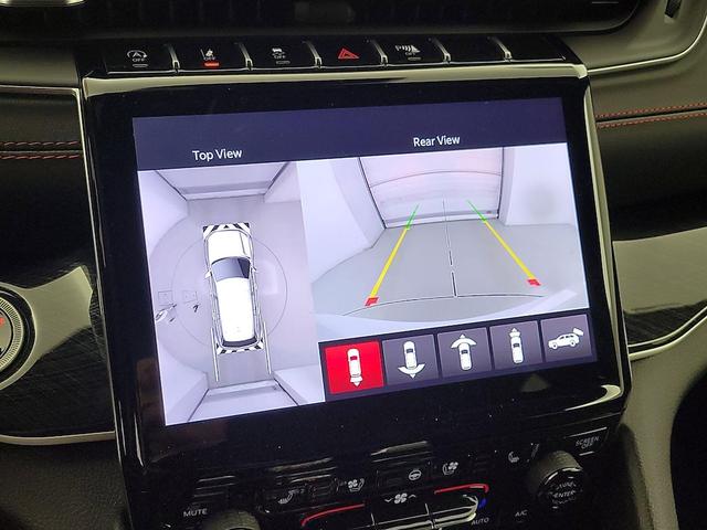 Photo of 2022 White Jeep Grand Cherokee
