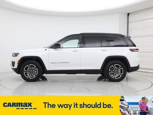 Photo of 2022 White Jeep Grand Cherokee