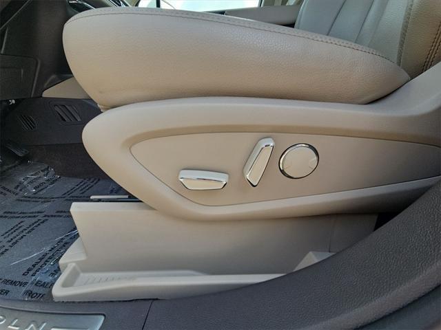 Photo of 2023 Pristine White Metallic Tri-Coat Lincoln Nautilus