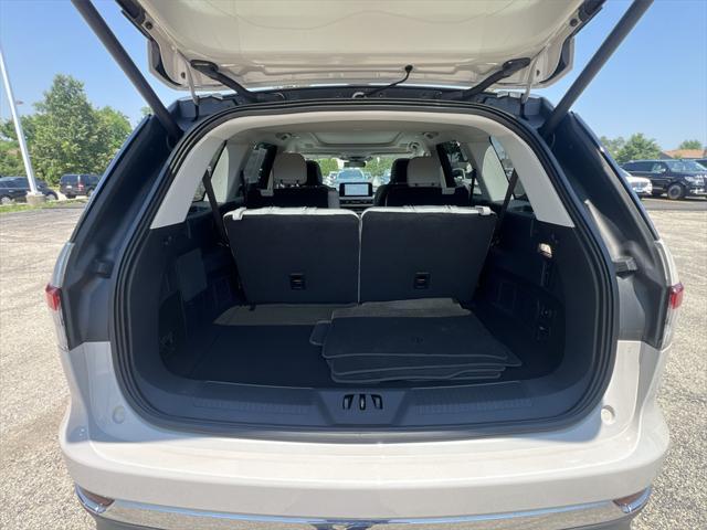 Photo of 2025 Pearl Metallic Lincoln Aviator