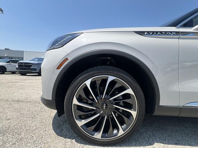 Photo of 2025 Pearl Metallic Lincoln Aviator