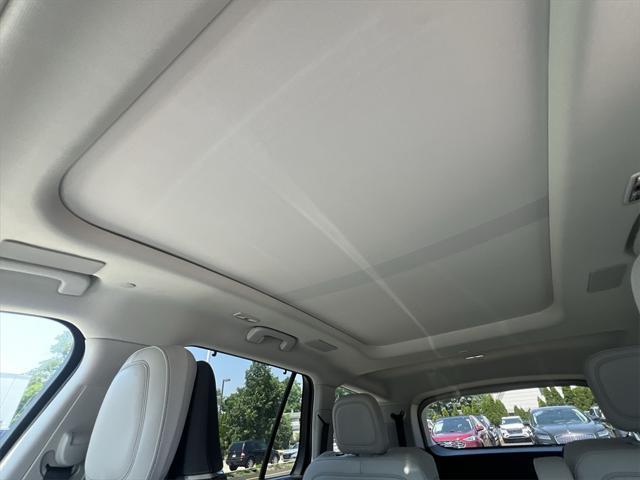Photo of 2025 Pearl Metallic Lincoln Aviator
