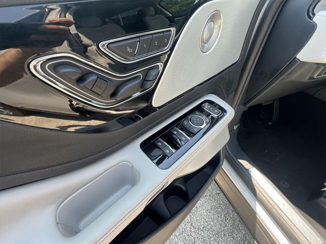 Photo of 2025 Pearl Metallic Lincoln Aviator