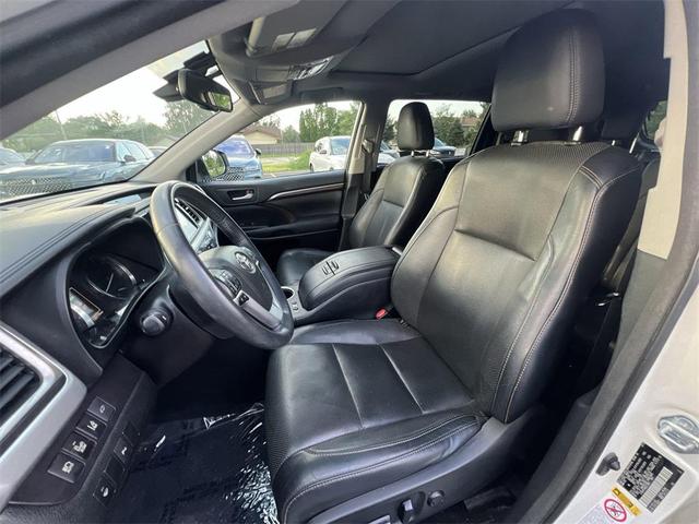 Photo of 2016 Blizzard Pearl Toyota Highlander