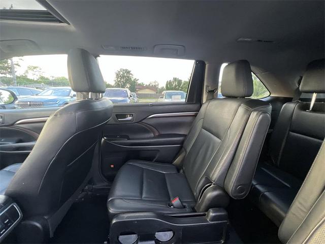Photo of 2016 Blizzard Pearl Toyota Highlander