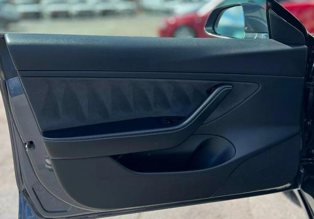Photo of 2020 Midnight Silver Metallic Tesla Model 3