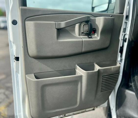 Photo of 2018 Summit White GMC Savana 3500