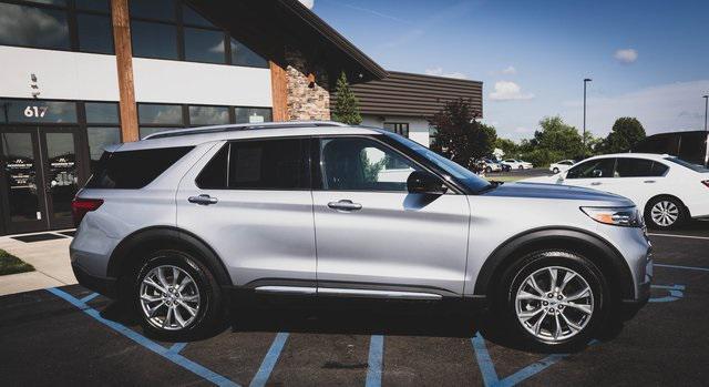 Photo of 2023 Silver Metallic Ford Explorer