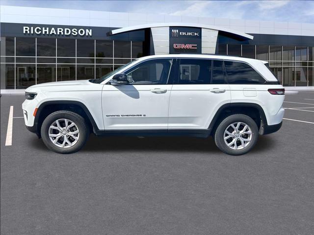 Photo of 2022 Bright White Clearcoat Jeep Grand Cherokee