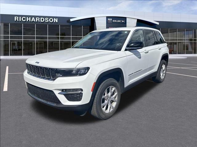 Photo of 2022 Bright White Clearcoat Jeep Grand Cherokee