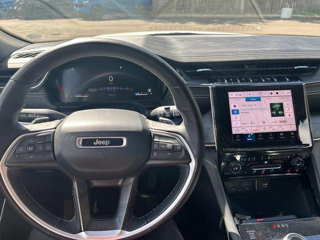 Photo of 2022 Bright White Clearcoat Jeep Grand Cherokee
