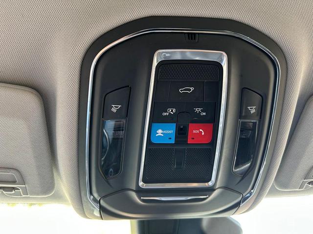 Photo of 2022 Bright White Clearcoat Jeep Grand Cherokee