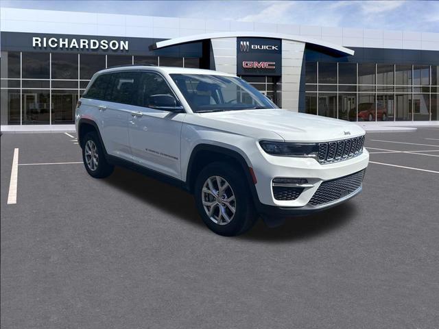 Photo of 2022 Bright White Clearcoat Jeep Grand Cherokee