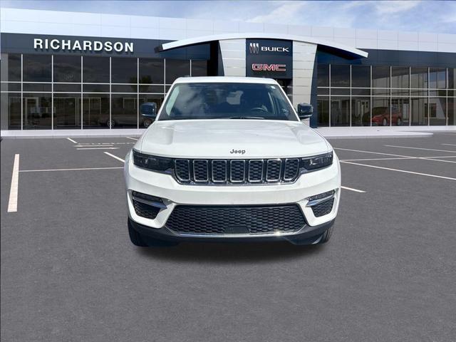 Photo of 2022 Bright White Clearcoat Jeep Grand Cherokee