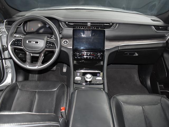 Photo of 2023 Silver Zynith Jeep Grand Cherokee L