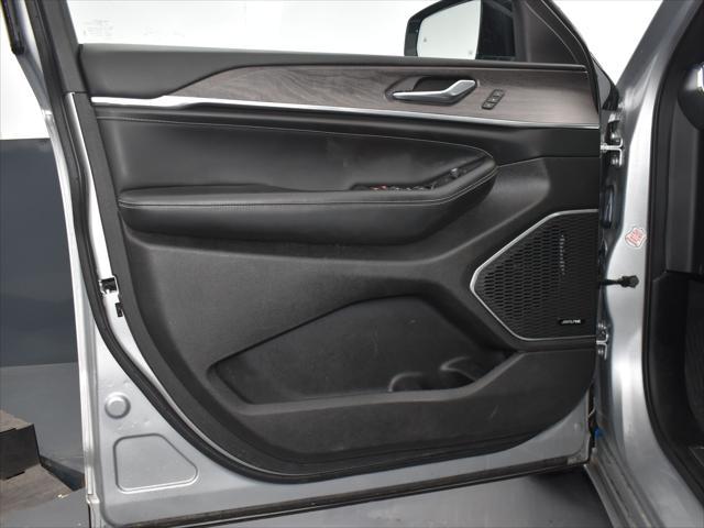 Photo of 2023 Silver Zynith Jeep Grand Cherokee L