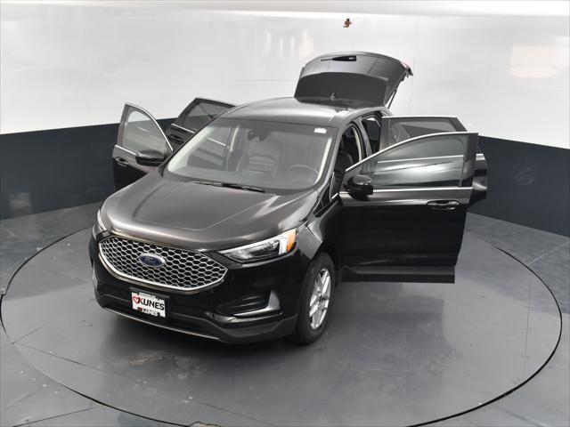Photo of 2024 Black Metallic Ford Edge