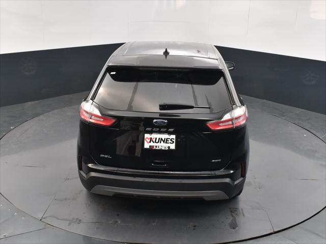 Photo of 2024 Black Metallic Ford Edge