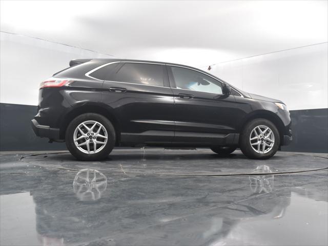 Photo of 2024 Black Metallic Ford Edge