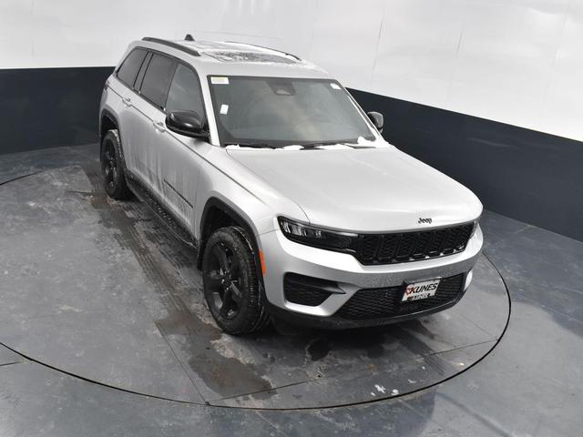Photo of 2025 Silver Zynith Jeep Grand Cherokee