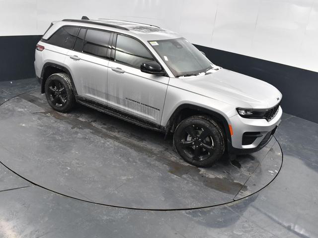 Photo of 2025 Silver Zynith Jeep Grand Cherokee