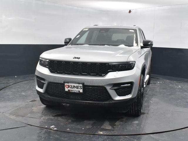 Photo of 2025 Silver Zynith Jeep Grand Cherokee