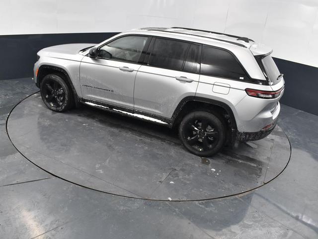 Photo of 2025 Silver Zynith Jeep Grand Cherokee