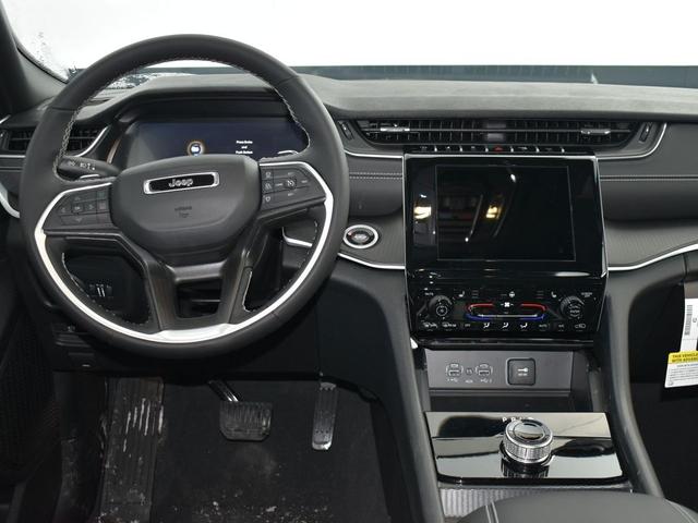 Photo of 2025 Silver Zynith Jeep Grand Cherokee