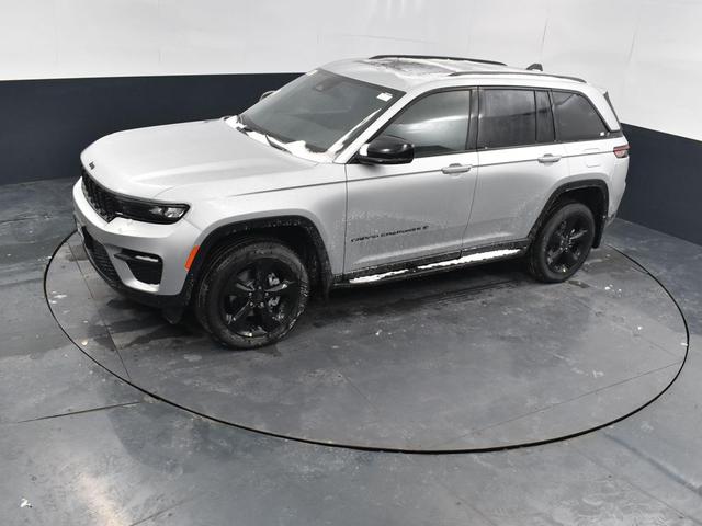 Photo of 2025 Silver Zynith Jeep Grand Cherokee