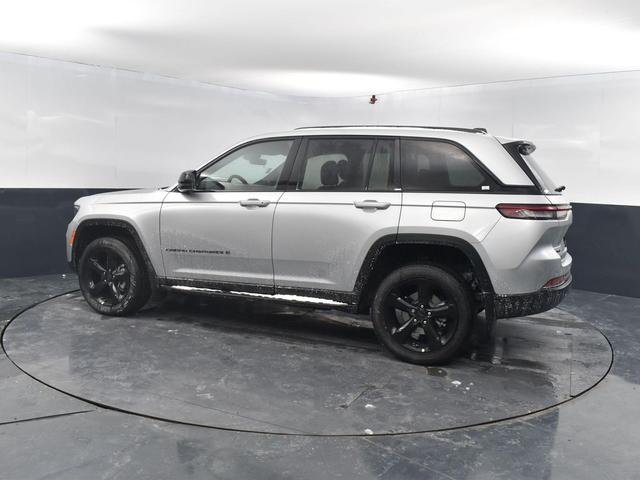 Photo of 2025 Silver Zynith Jeep Grand Cherokee