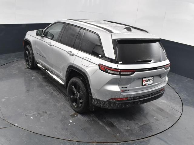 Photo of 2025 Silver Zynith Jeep Grand Cherokee