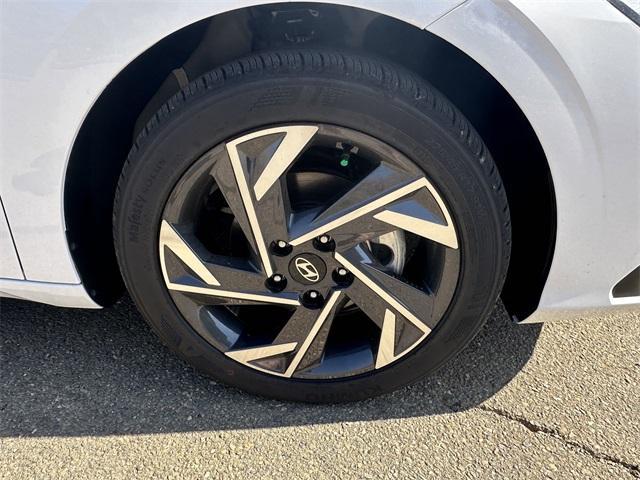 Photo of 2025 White Hyundai ELANTRA