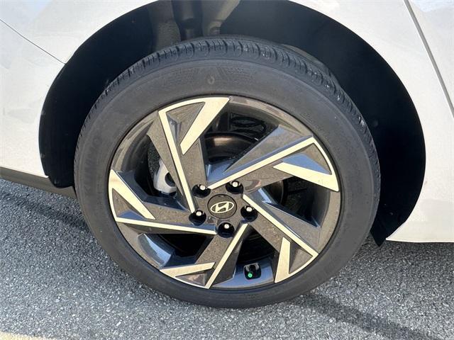 Photo of 2025 White Hyundai ELANTRA