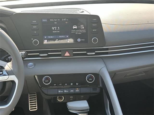 Photo of 2025 White Hyundai ELANTRA