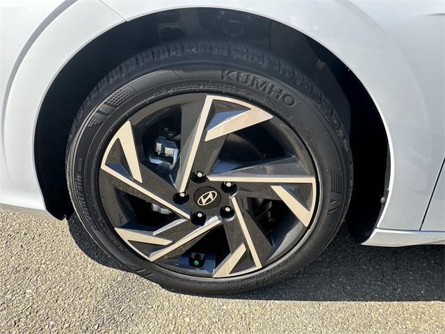 Photo of 2025 White Hyundai ELANTRA