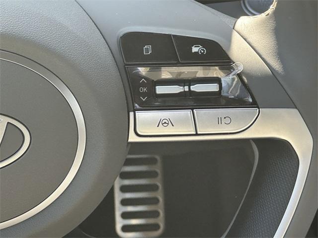 Photo of 2025 White Hyundai ELANTRA