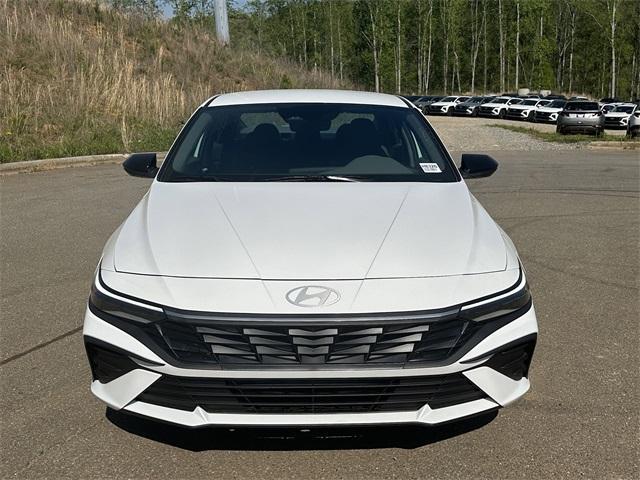 Photo of 2025 White Hyundai ELANTRA