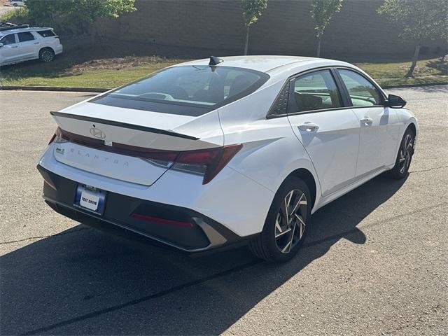 Photo of 2025 White Hyundai ELANTRA