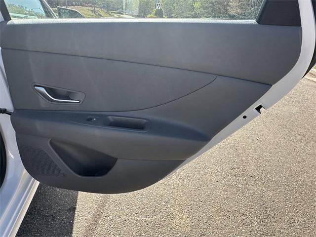 Photo of 2025 White Hyundai ELANTRA