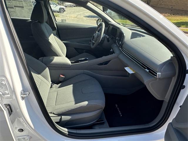 Photo of 2025 White Hyundai ELANTRA