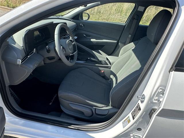 Photo of 2025 White Hyundai ELANTRA