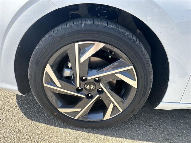 Photo of 2025 White Hyundai ELANTRA HEV