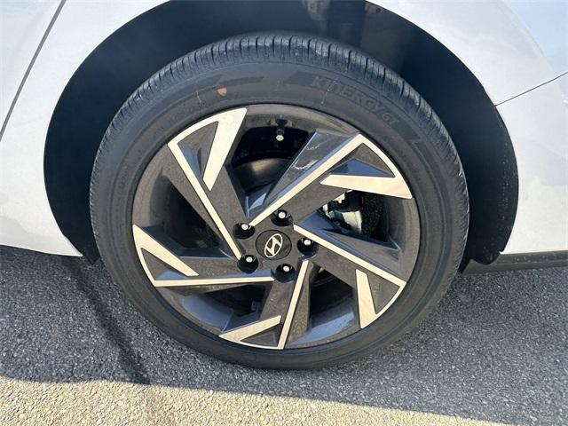Photo of 2025 White Hyundai ELANTRA HEV