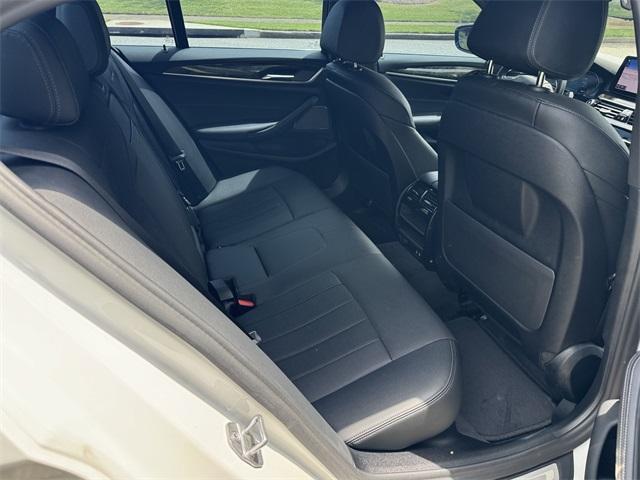 Photo of 2022 Alpine White BMW 530