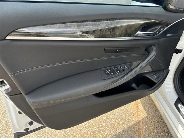 Photo of 2022 Alpine White BMW 530