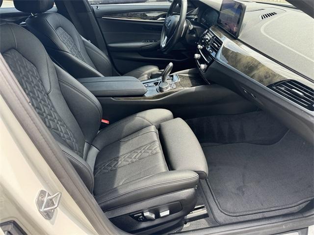 Photo of 2022 Alpine White BMW 530