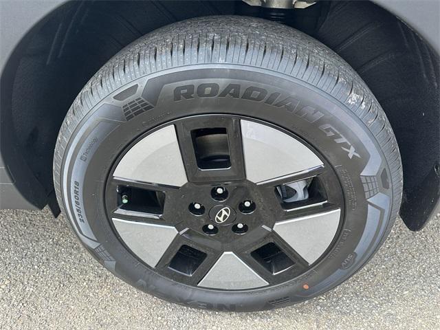 Photo of 2025 Phantom Black Hyundai SANTA FE HEV