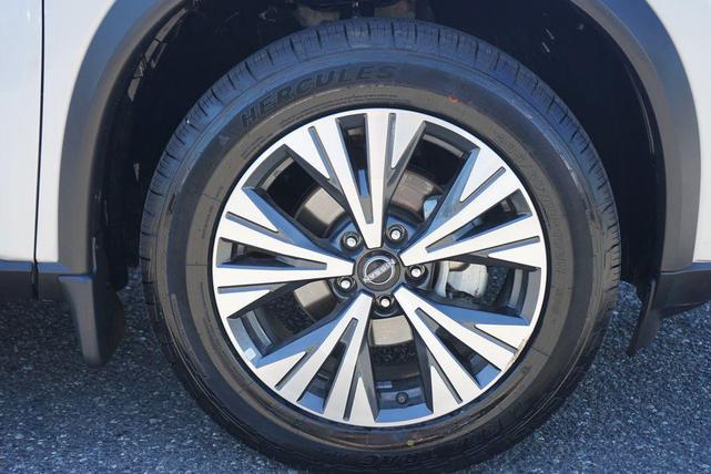 Photo of 2023 Brilliant Silver Metallic Nissan Rogue