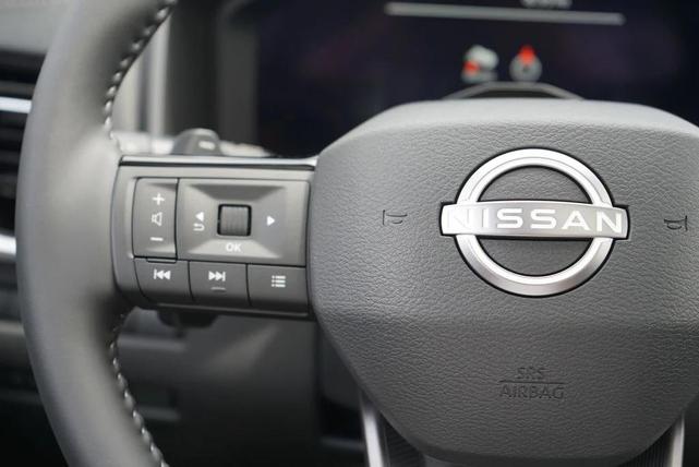 Photo of 2025 Everest White Pearl Super Black Nissan Rogue