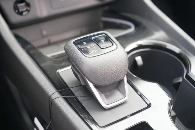 Photo of 2025 Everest White Pearl Super Black Nissan Rogue